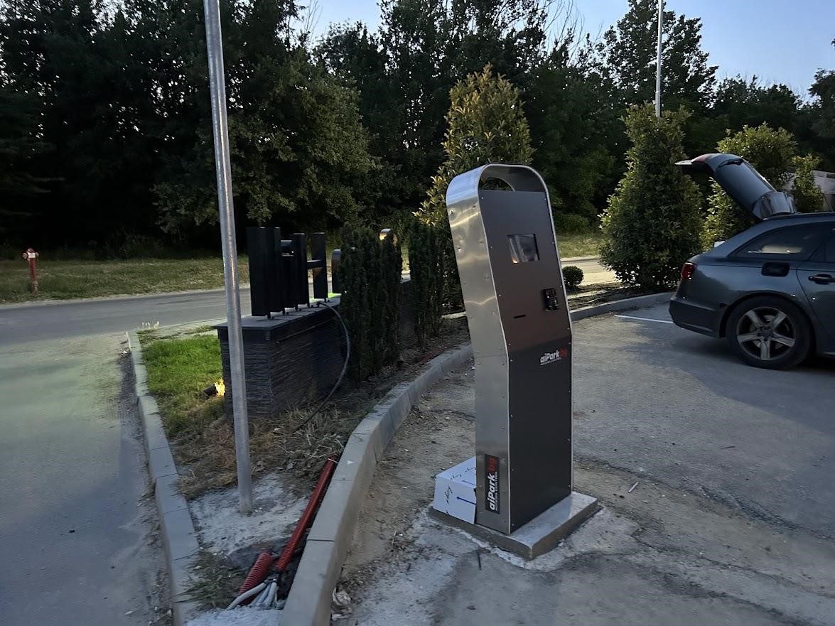 Паркомат, част от паркинг решението за хотели на Intelligent Parking, намиращ се пред хотел Green Hills, Пловдив.