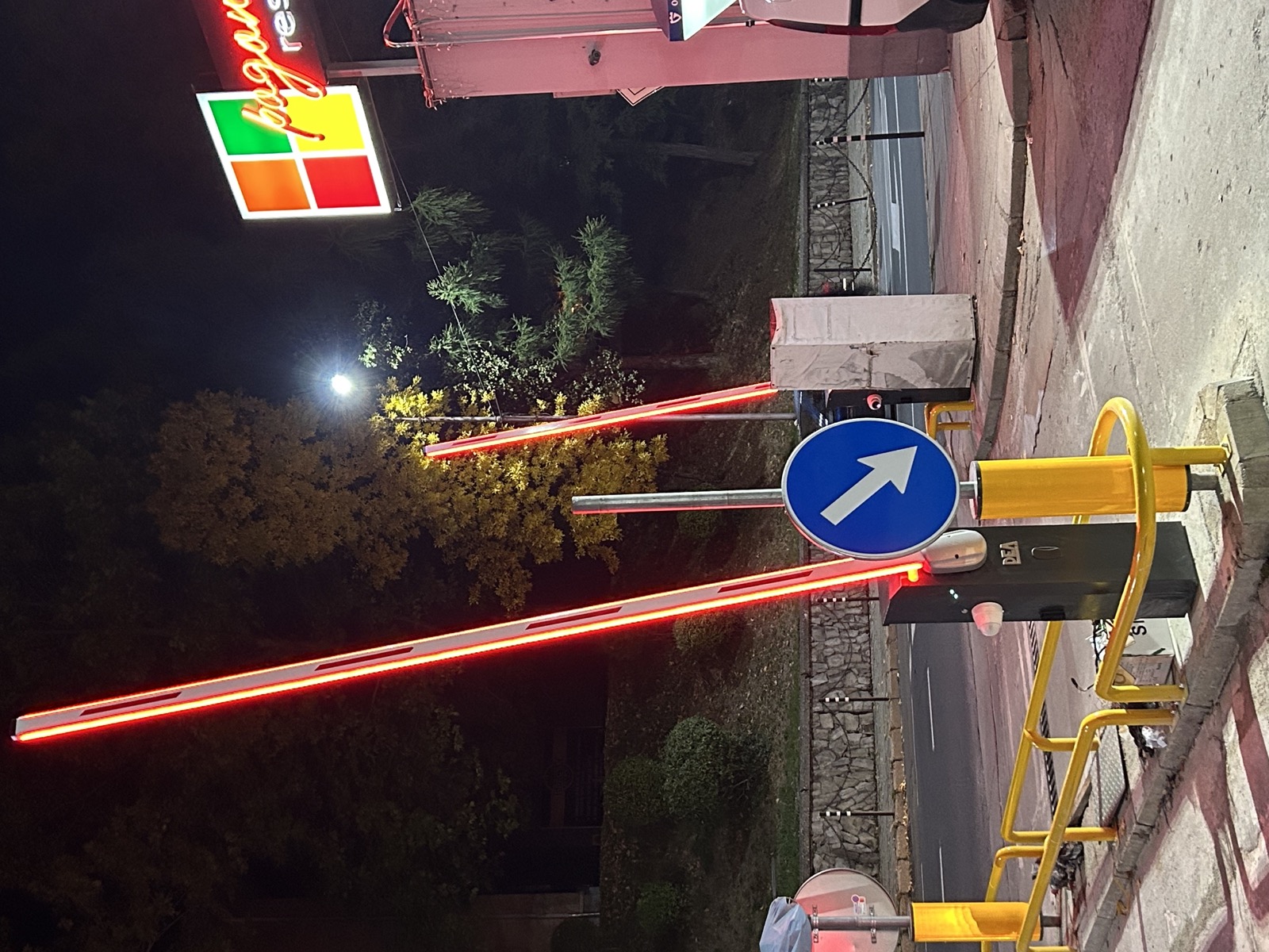 Паркинг бариера с червено LED осветление на входа на обект