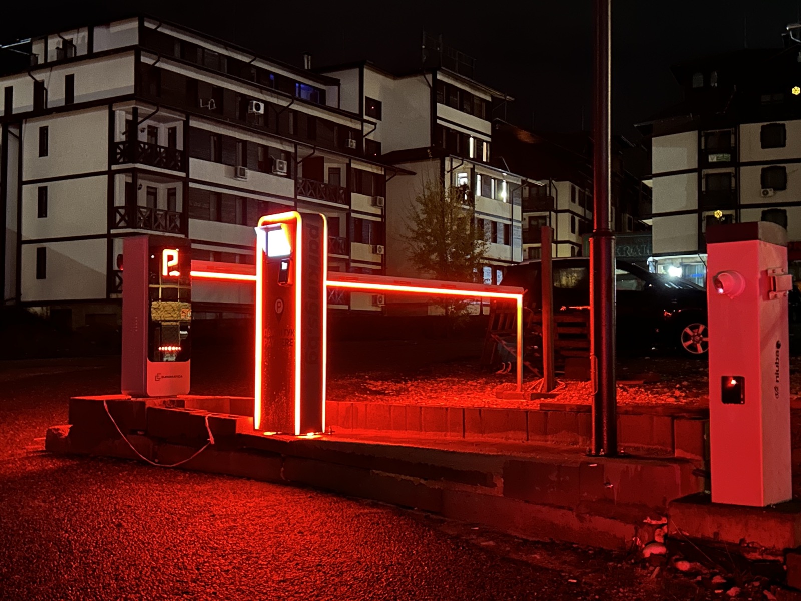 Паркинг бариера с LED осветление на жилищен комплекс в Банско