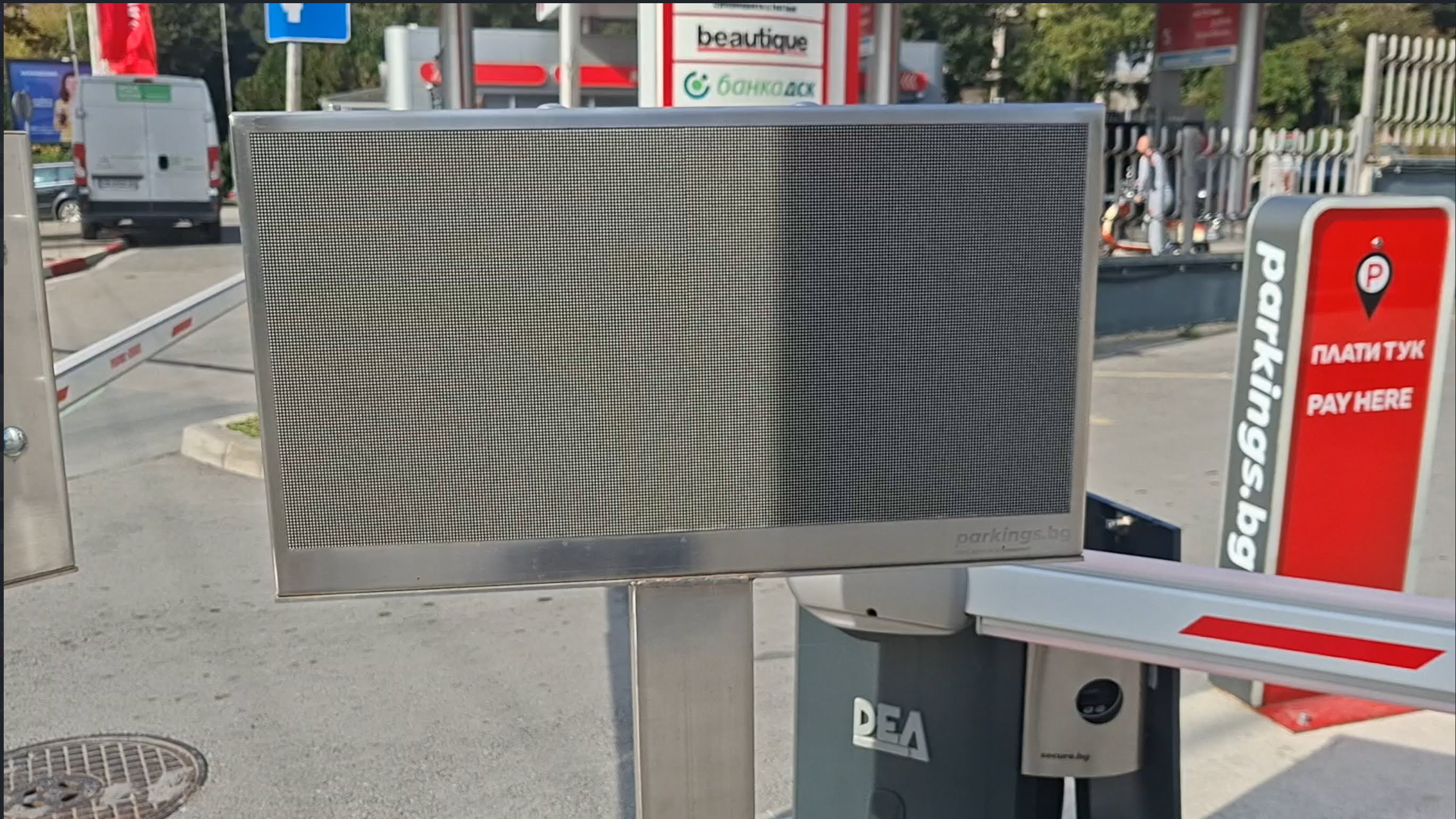 LED дисплей тотем на Parkings.bg до паркинг бариера